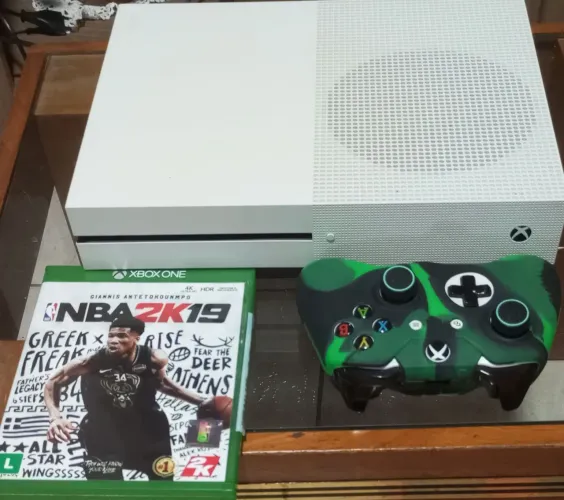 X Box One S 1Tb Original + 1 Controle s/fio + 1 Jogo Original