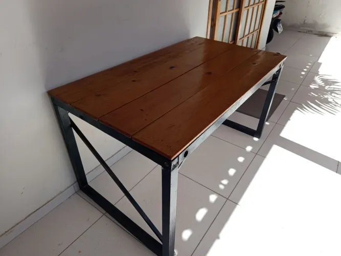 Mesa estilo industrial em madeira (negociável)