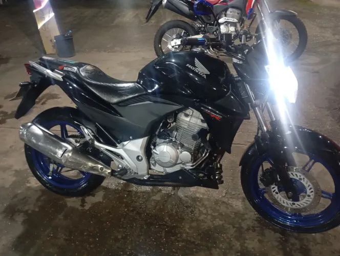 Vendo cb 300r super nova esportiva 