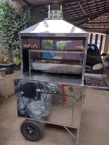 CARRINHO DE CHURRASCO COM A SOMBRINHA, MUITO NOVO. PARA VENDER RÁPIDO 