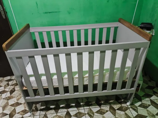Carrinho , berço, colchão  e bebê conforto.
