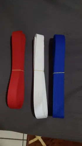 Faixas para competição de karatê azul, branca e vermelha ( ao - shiro - aka )a