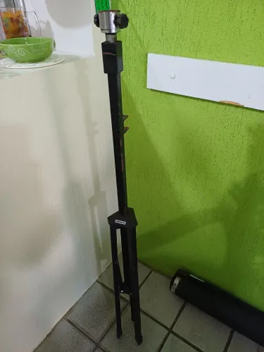 tripé de iluminação ou suporte para equipamentos, fabricado pela marca Visograf