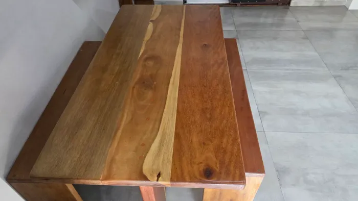 Mesa de madeira maciça  1,44cm comp x 74cm larg x  79cm alt