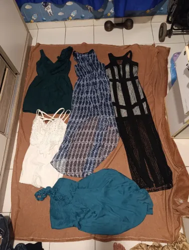 Lote de vestidos de festa de formatura, calça social, macacão, saia e conjunto ensaio