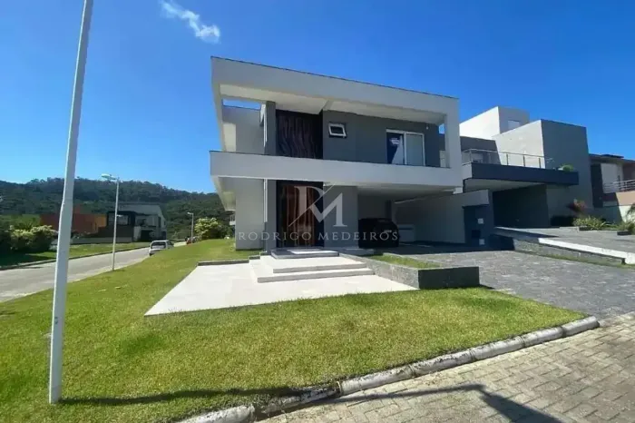 Casa com 4 quartos, piscina e área gourmet nos Ingleses. Conforto, segurança e lazer em Fl
