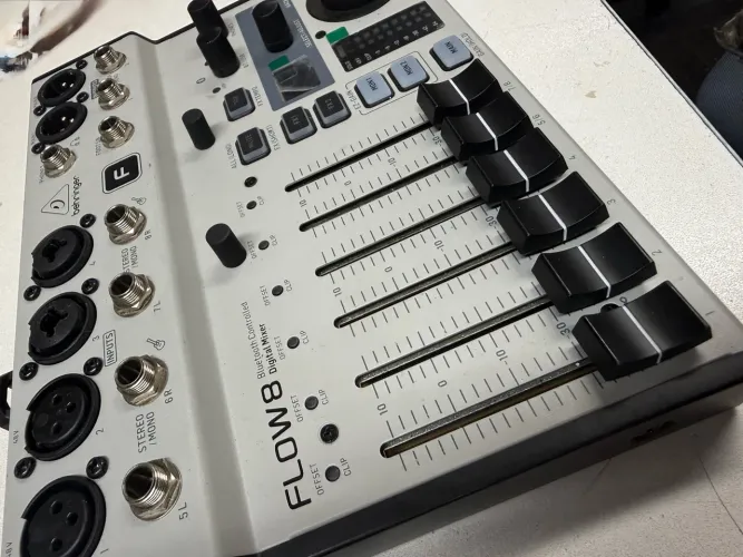 Vendo troco mesa som behringer 