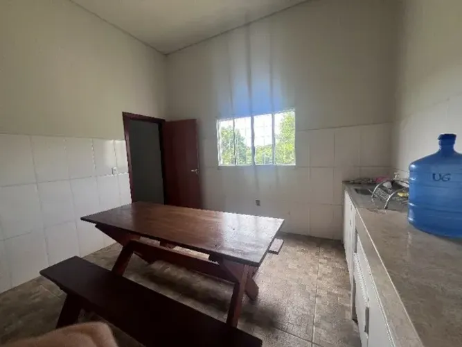 Mesa de Madeira com os Bancos