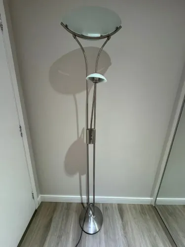 Luminária de chão com luz dupla 