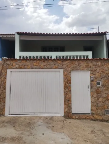 Ótima casa (sobrado) vende-se/ troca ou aluga!