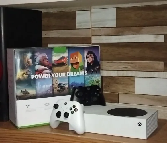 Xbox série s, 1 ano e 5 meses de uso, dois controles, só que estão ruins