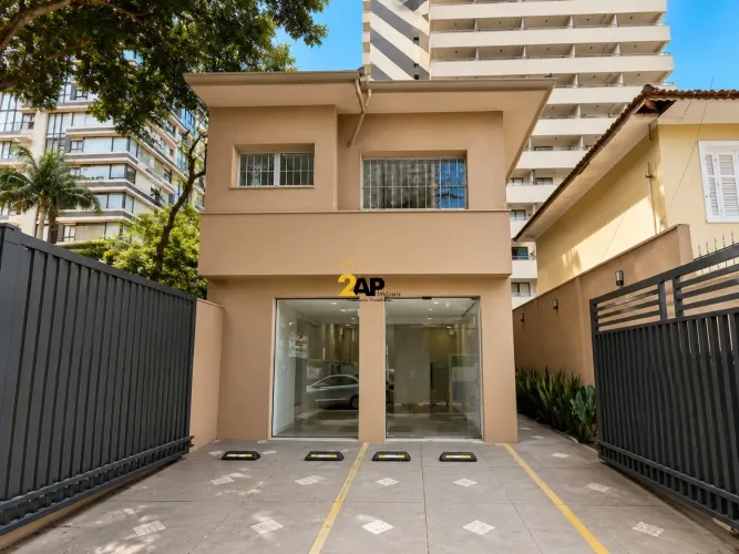 Casa Comercial para Locação na Vila Olímpia - São Paulo-SP: 4 Banheiros, 2 Vagas de Garage