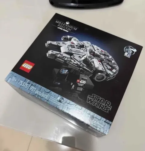 LEGO Millennium Falcon Star Wars 75375 921 Peças Original