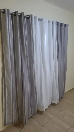Cortinas cores branca e cinza (4 folhas) 1,30 x 2,30m