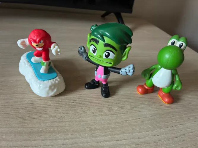 3 brinquedos do McDonalds, Yoshi, Mutano e Knuckles