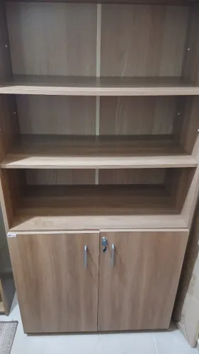 Estante multiuso com portas