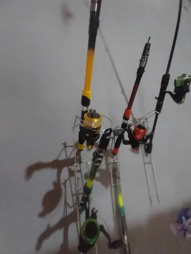 Kit de pesca, com molinete já com linha , uma vara de pescar 3 anzol e uma chumbada. 