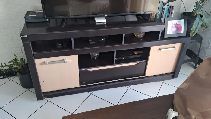 Rack de sala para TV de até 55' polegadas, com gaveta e duas portas de correr 