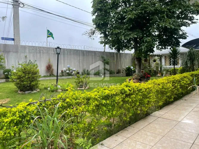 Sobrado à venda no bairro Solar em Curitiba | 4 Quartos, sendo 2 suítes | 2 Áreas com chur