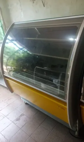 Vende-se vitrine gelada para tortas, marca italiana 220 volts fone 85 996-7008