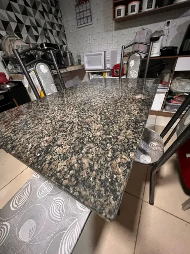 Mesa de mármore com 4 cadeiras