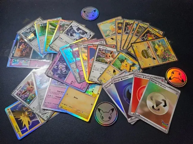 Lote 50 Cartas Pokemon 30 Anos e uma moeda | com 5 Pikachu e 5 Energias | Originais Copag