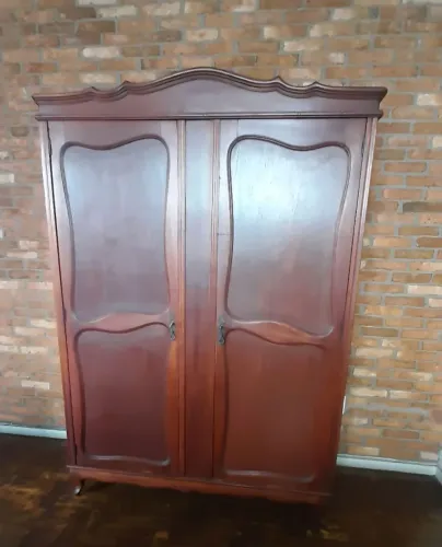 Guarda roupa de madeira maciça estilo clássico