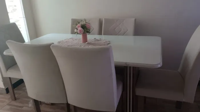 Vendo linda mesa de 6 cadeiras