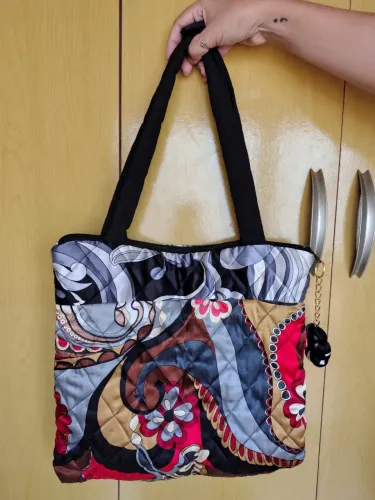 Bolsa de cetim matelassê com chaveiro 36x39