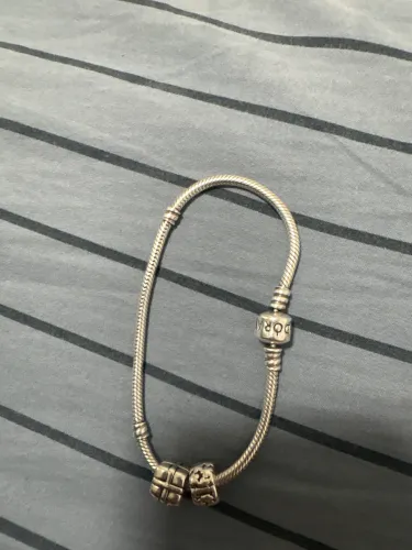 pulseira pandora com 2 berloques