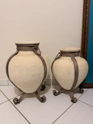 Conjunto de vasos decorativos artesanais em cerâmica com estrutura em ferro.