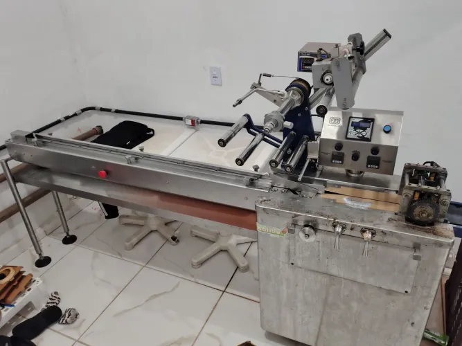 EMBALADORA DE PICOLÉ BERTOLLO COM DATADOR E FOTOCÉLULA 220 V MAX