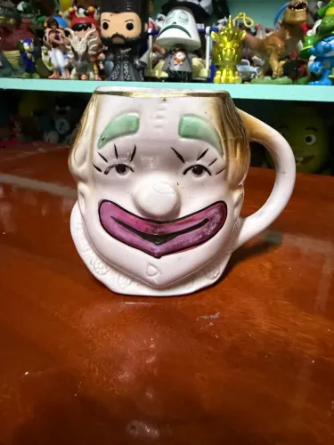 Caneca de cerâmica antiga