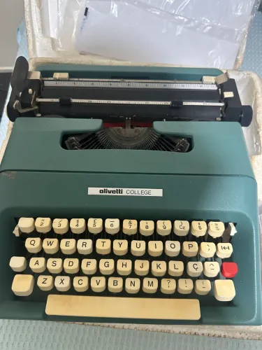 Vendo Máquina de Escrever