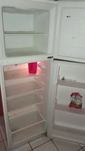 Vendo uma geladeira seminova com apenas 8 meses de uso