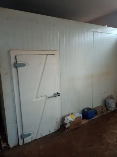Camara fria de 4 MTS por 3 MTS bem conservada