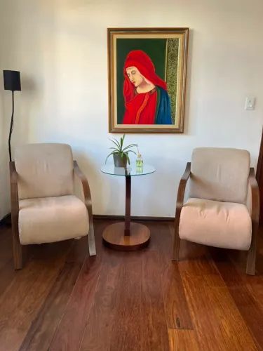 Kit 2 poltronas com mesa de canto