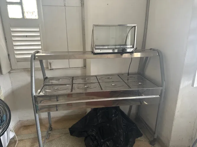 Mesa bistrô com 2 bancos , ilha com oito cubas, estufa quente para mol
