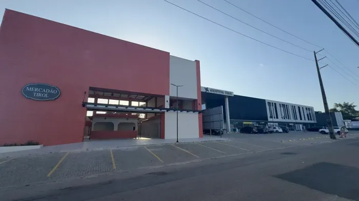 Box comercial no Mercadão Tirol Eusébio, 11,60m², excelente localização.
