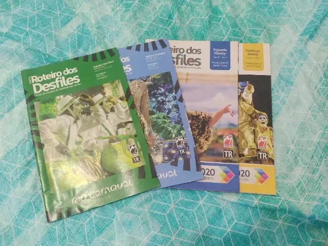 Lote de 4 Roteiros dos Desfiles das Escolas de Samba do Rio (Usado)