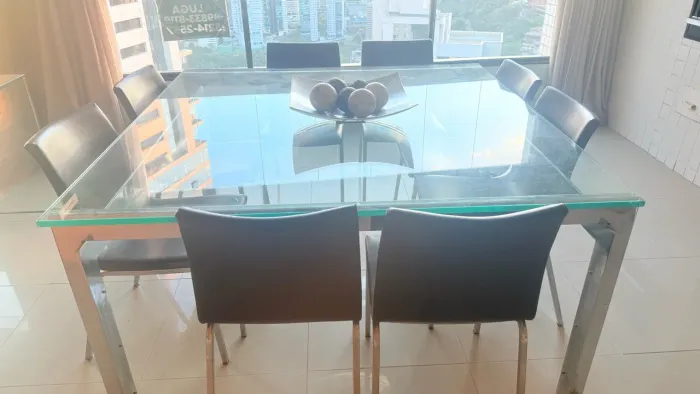 Mesa de jantar com tampo de vidro e pés cromados 1,60 por 1, 60 com oito cadeiras