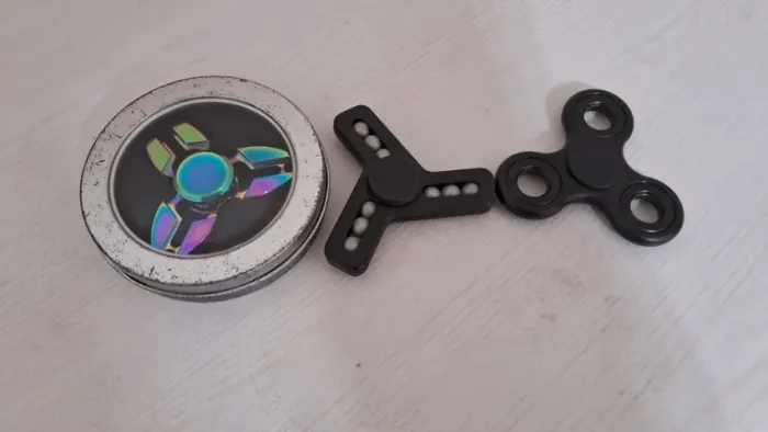 Kit 3 Fidget Spinners ? Metal Rainbow + 2 Pretos