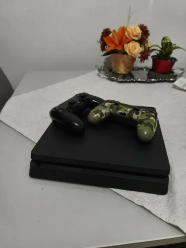 Ps4 slim 500Gb com a caixa, em perfeito estado de conservação, com 2 controles incluindo.