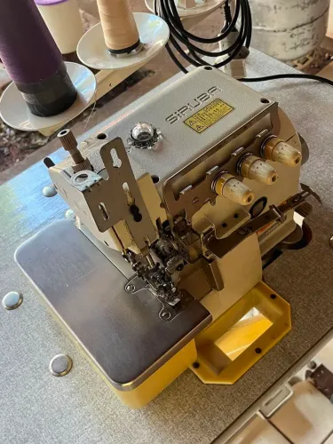 Máquina Overlock Industrial Siruba 504M2 - 3 Fios Completa