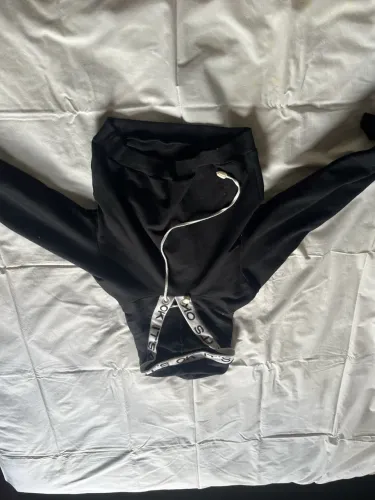 Cropped moletom preto com detalhes no capuz