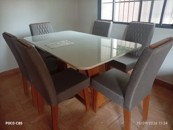 Mesa de jantar com tampo de vidro