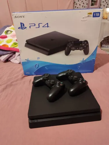 Playstation 4 em ótimo estado - 1TB