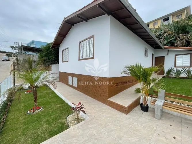 Casa para Alugar com 3 Quartos sendo 1 Suíte no Trindade, Florianópolis com 120m² por R$ 5