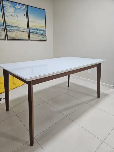 Mesa retangular. 1,60x0,99. Tampo de vidro e pés de madeira maciça. 
