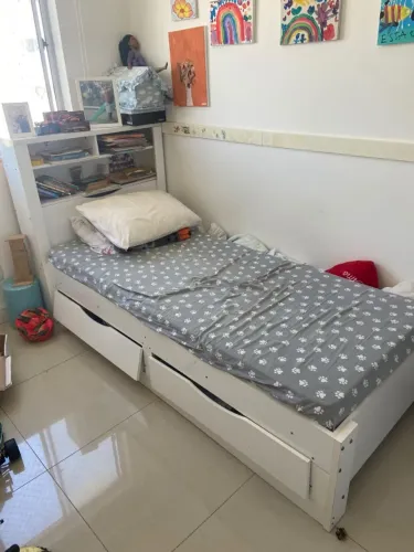 Cama solteiro com gavetas e baú
